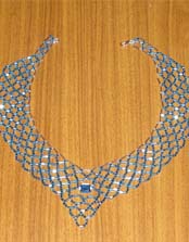 01 - Ожерелье: голубой рубленный стеклярус, серебристый стеклярус, акрилловый страз, нить. 500 руб. Повтор на мононити 1000 руб.