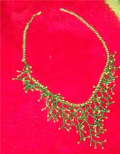 02 - Ожерелье Коралл: зеленый, золотой бисер, мононить. Цена 800р.