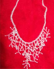 03 - Ожерелье Коралл: белый, прозрачный бисер, мононить. Цена 800р.
